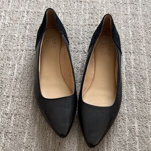 Naturalizer Black Pointed Toe Leather Flats